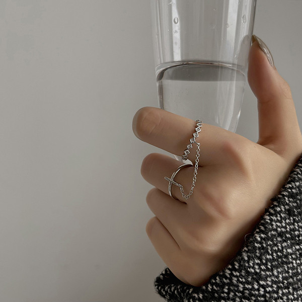 Aktuális női gyűrű díszkövekkel