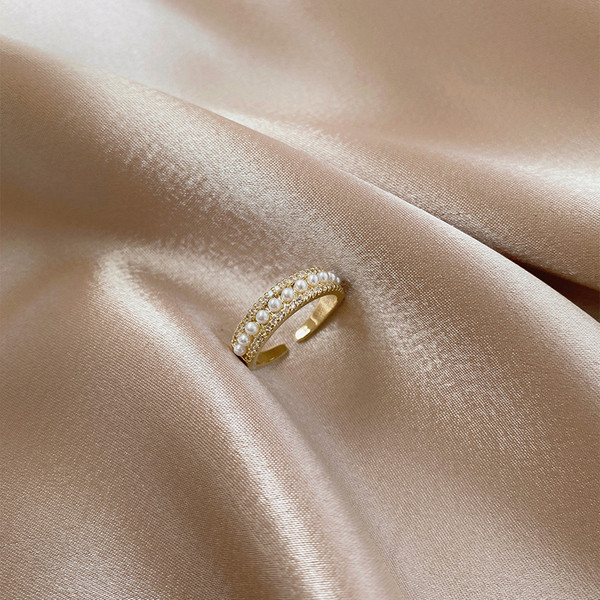 Elegantne naiste sõrmus dekoratiivsete pärlite ja kivikestega