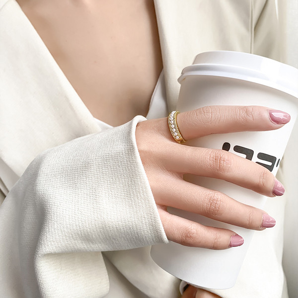 Elegantne naiste sõrmus dekoratiivsete pärlite ja kivikestega