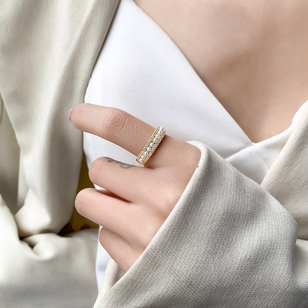 Elegantne naiste sõrmus dekoratiivsete pärlite ja kivikestega