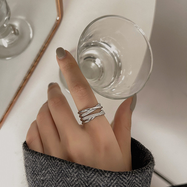 Praegune naiste sõrmus dekoratiivkividega