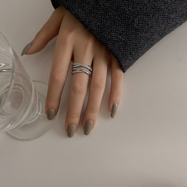 Praegune naiste sõrmus dekoratiivkividega