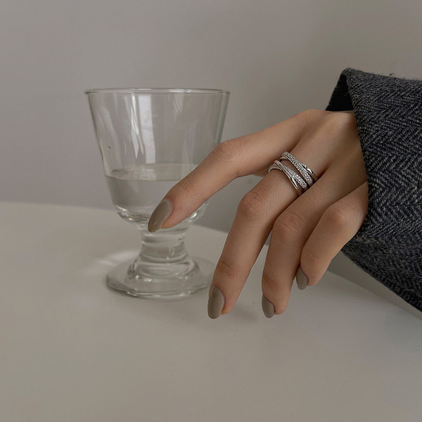 Praegune naiste sõrmus dekoratiivkividega