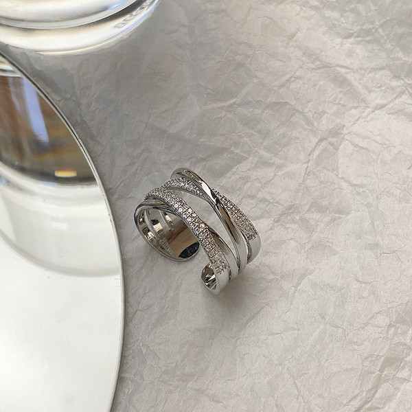 Praegune naiste sõrmus dekoratiivkividega