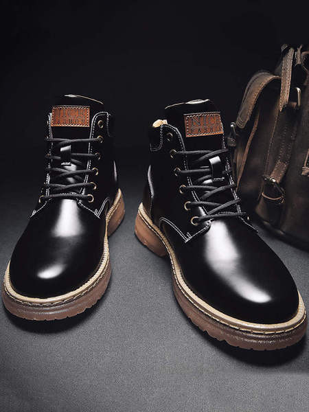 Modern férfi bőrcsizma emblémával és fűzővel