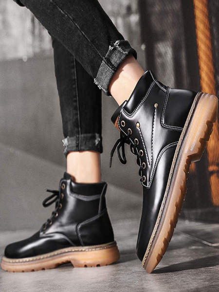 Modern férfi bőrcsizma emblémával és fűzővel