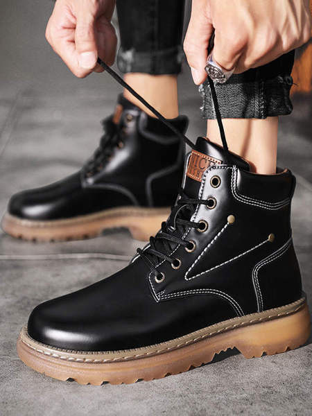 Modern férfi bőrcsizma emblémával és fűzővel