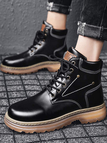 Modern férfi bőrcsizma emblémával és fűzővel