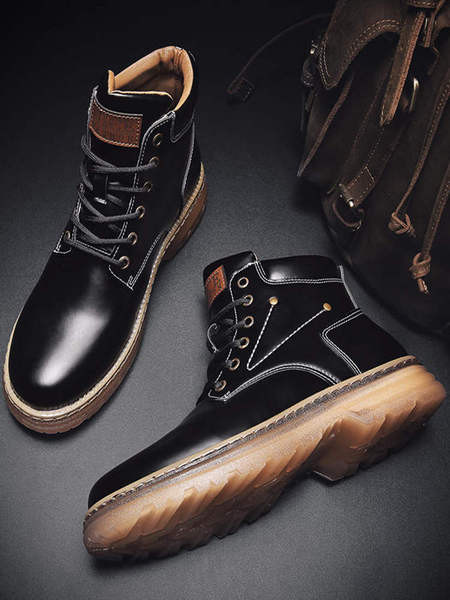 Modern férfi bőrcsizma emblémával és fűzővel