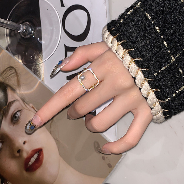 Стилен дамски пръстен в квадратна форма с декоративни камъни и перла