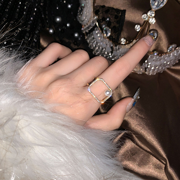 Stílusos női gyűrű négyzet alakú díszítő kövekkel és gyöngyökkel