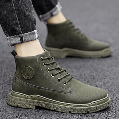 Öko-nahast sügissaapad paelte ja embleemiga