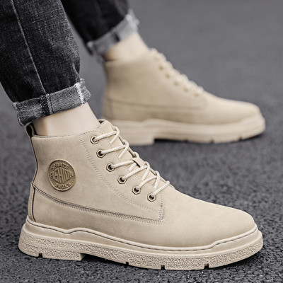 Öko-nahast sügissaapad paelte ja embleemiga