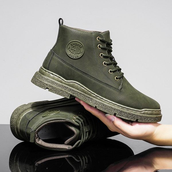 Öko-nahast sügissaapad paelte ja embleemiga