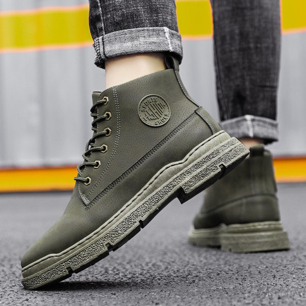 Öko-nahast sügissaapad paelte ja embleemiga