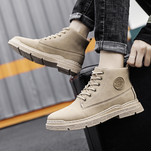 Öko-nahast sügissaapad paelte ja embleemiga