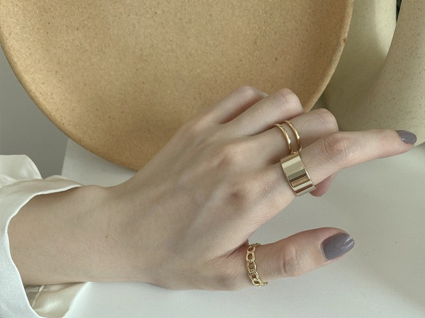 Naiste moodne kolmest sõrmust koosnev komplekt