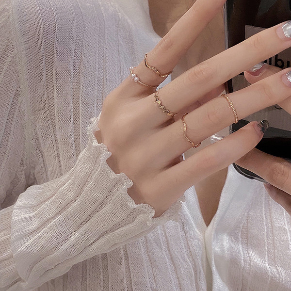 Modern női gyűrű díszgyöngyökkel