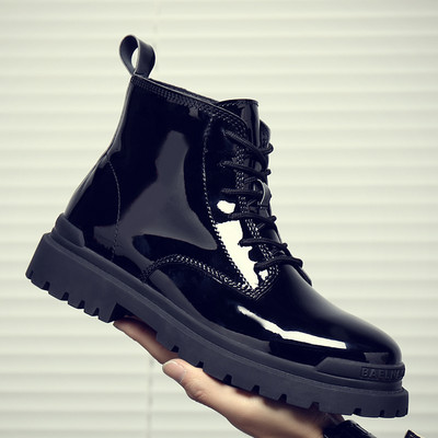 Ανδρικές μαύρες μπότες με επίπεδη σόλα και κορδόνια