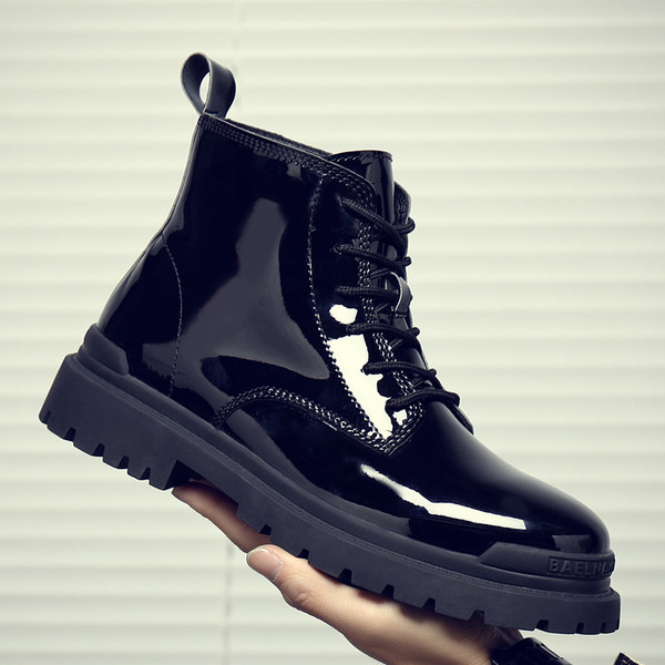 Ανδρικές μαύρες μπότες με επίπεδη σόλα και κορδόνια