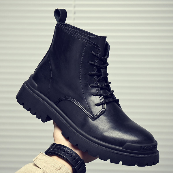 Ανδρικές μαύρες μπότες με επίπεδη σόλα και κορδόνια