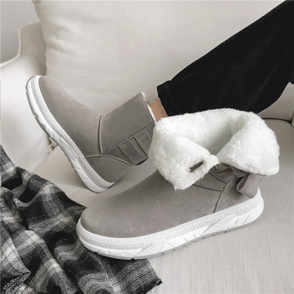 Moodsad kolmes värvitoonis sooja voodri ja lameda tallaga talvesaapad