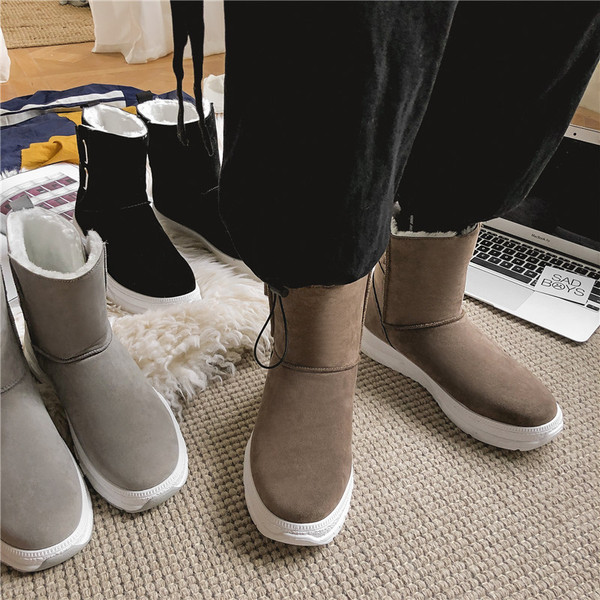 Moodsad kolmes värvitoonis sooja voodri ja lameda tallaga talvesaapad