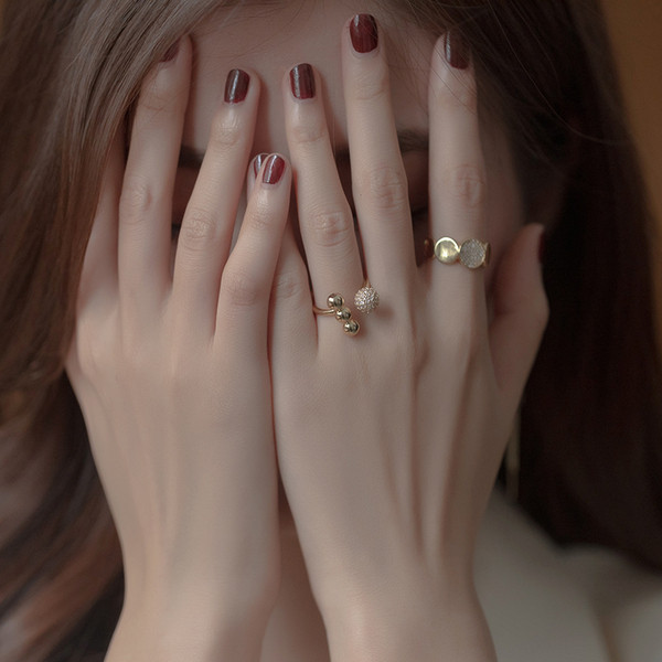 Moderan set od dva ženska prstena s kamenčićima