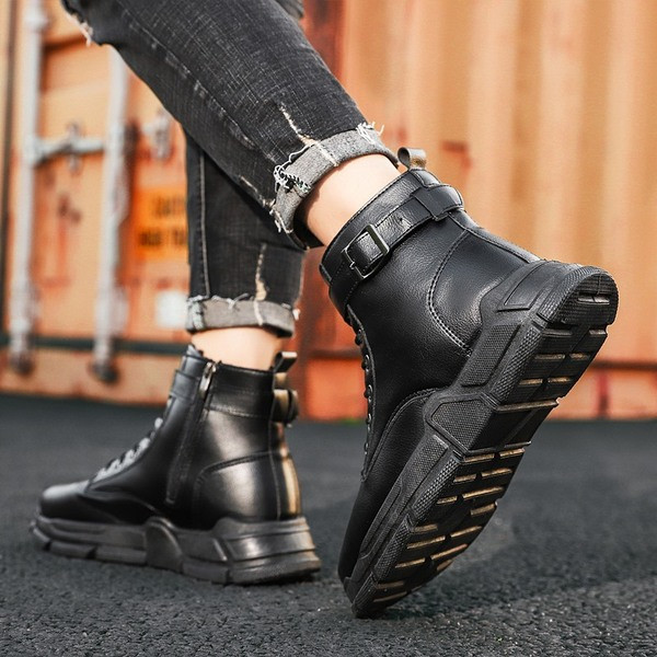 Aktuális eko bőrből készült férfi csizma durva talppal és fűzővel