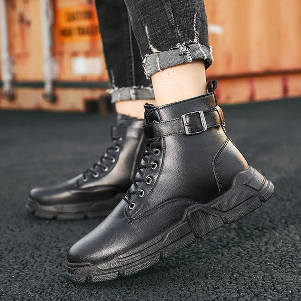 Aktuális eko bőrből készült férfi csizma durva talppal és fűzővel