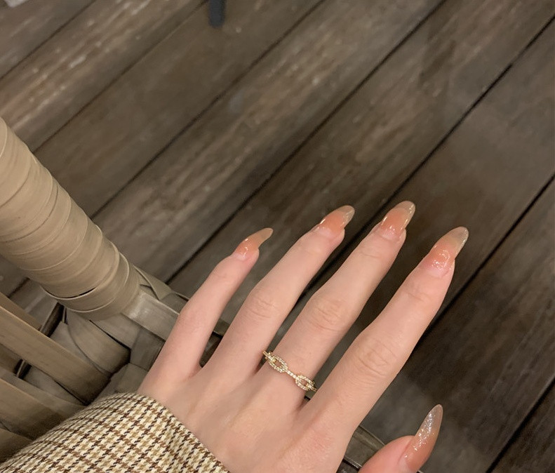 Elegáns női gyűrű kövekkel