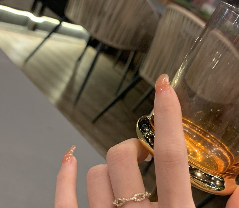 Elegáns női gyűrű kövekkel