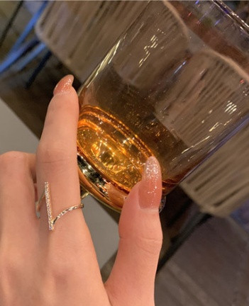 Stílusos női gyűrű díszkövekkel