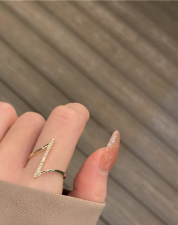 Stílusos női gyűrű díszkövekkel