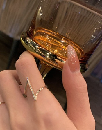 Stílusos női gyűrű díszkövekkel