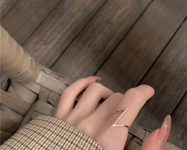 Stílusos női gyűrű díszkövekkel