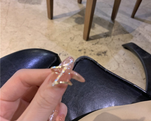 Stílusos női gyűrű díszkövekkel