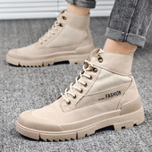 Modern férfi csizma felirattal, durva talppal