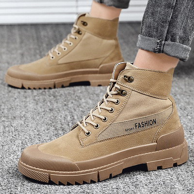 Modern férfi csizma felirattal, durva talppal