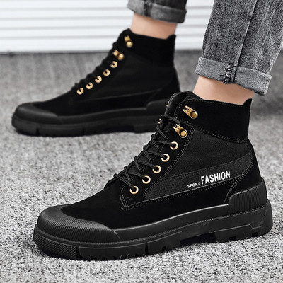 Modern férfi csizma felirattal, durva talppal