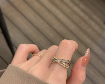 Modern női gyűrű kövekkel