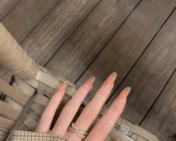 Modern női gyűrű kövekkel