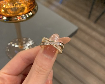 Модерен дамски пръстен с камъни
