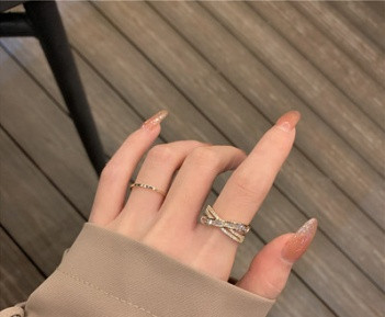 Modern női gyűrű kövekkel