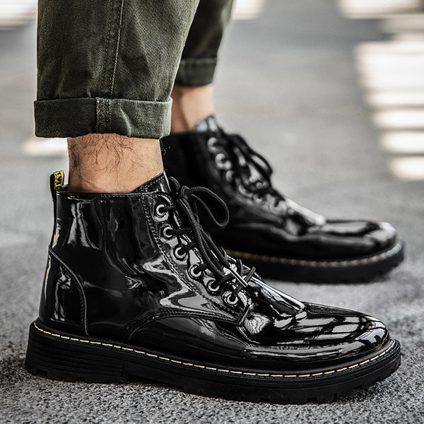 Ανδρικές μοντέρνες μπότες σε μαύρο χρώμα με κορδόνια