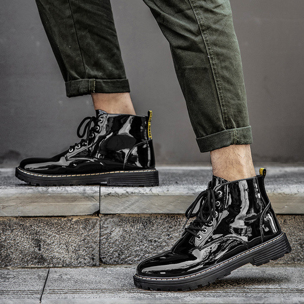 Ανδρικές μοντέρνες μπότες σε μαύρο χρώμα με κορδόνια