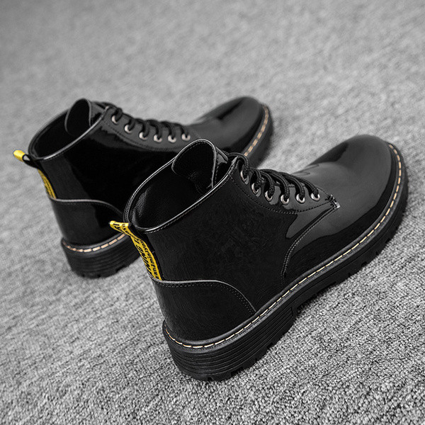 Ανδρικές μοντέρνες μπότες σε μαύρο χρώμα με κορδόνια