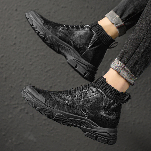 Öko-nahast meeste sügissaapad pahkluu juures