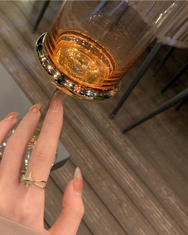 Stílusos női gyűrű díszkövekkel, csillag alakú