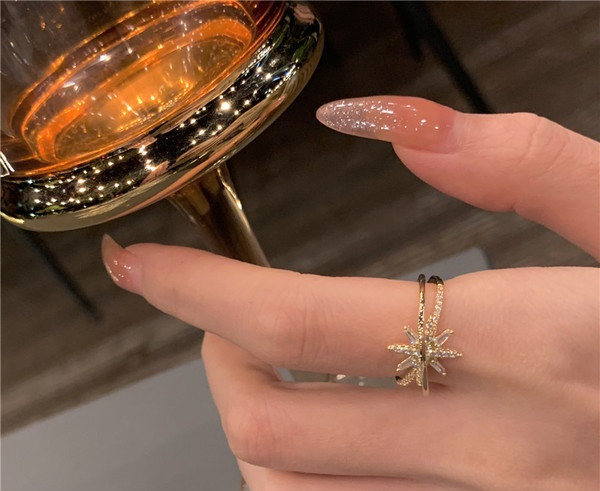 Stílusos női gyűrű díszkövekkel, csillag alakú